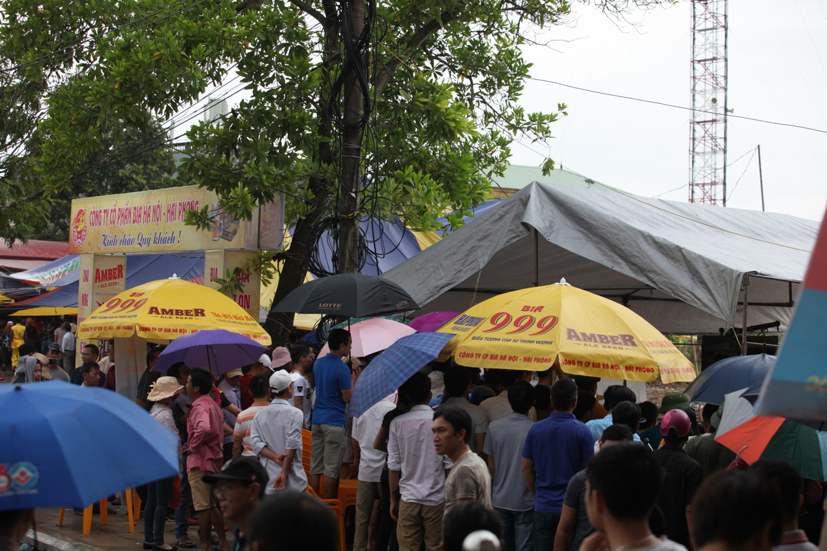 Nhiều khán giả không thể vào sân xem các kháp đấu hấp dẫn.