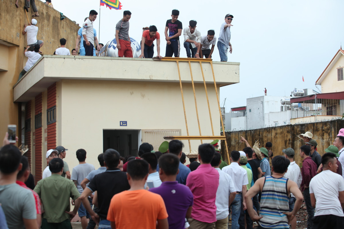 Lực lượng chức năng đã ra ngăn cản để đảm bảo an toàn.