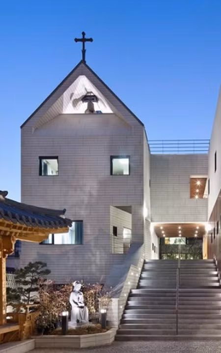 Nhà thờ nơi tổ chức đám cưới Bi Rain và Kim Tae Hee được thắp đèn lộng lẫy. (Ảnh: Sina)