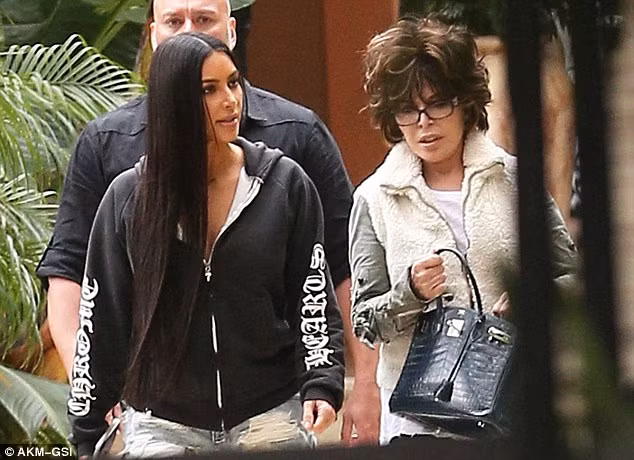 Tuy nhiên trông Kim Kardashian phờ phạc hơn nhiều so với hình ảnh lung linh của cô trước khi xảy ra vụ cướp ở Paris. (Ảnh: AKM-GSI)