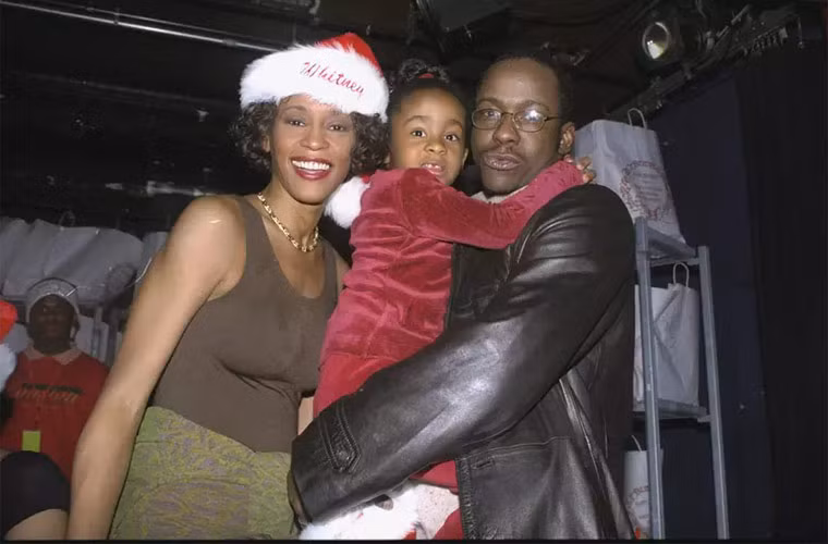 Ba năm sau cái chết của vợ, nữ danh ca Whitney Houston đến tháng 1/2015 Bobby Brown lại phải đón hung tin con gái duy nhất của anh và Whitney, Bobbi Kristina Brown chết não khi bị chìm trong bồn tắm lúc mới 22 tuổi. Vài tháng sau đó thì Kristina qua đời. Theo kết luận của cơ quan chức năng, nguyên nhân cái chết của Kristina là do dùng hỗn hợp ma túy, thuốc kê đơn và rượu. (Ảnh: nydailynews.)