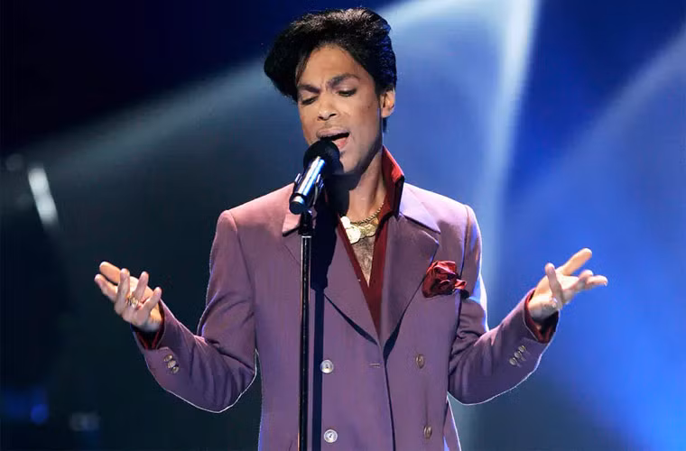 Tháng 10/1996, Prince và vợ, vũ công Mayte Garcia-Nelson trải qua cú sốc khi đứa con 1 tuần tuổi qua đời vì hội chứng Pfeiffer. Không muốn công bố rộng rãi cái chết của con, giọng ca Purple Raine và vợ đã chôn cất con và điền với giấy chứng tử lý do không đúng sự thật để mọi người không bàn tán nhiều về mất mát đó. (Ảnh: Billboard)