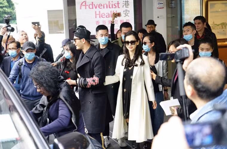 Đông đảo phóng viên đứng bên ngoài đưa tin Angelababy ra viện. Con trai Angelababy và Huỳnh Hiểu Minh nặng khoảng 3kg lúc chào đời.