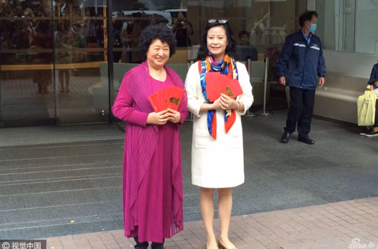 Mẹ Huỳnh Hiểu Minh và mẹ Angelababy mang phong bao lì xì ra cảm ơn phóng viên.