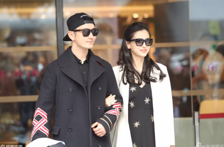 “Chúng tôi có tin vui muốn chia sẻ với mọi người. Sáng nay Angelababy đã sinh con trai ở Hong Kong. Cả hai mẹ con đều khỏe. Từ bây giờ sẽ là 1+1=3”, Huỳnh Hiểu Minh viết trên weibo. Huỳnh Hiểu Minh sẽ ở lại Hong Kong một thời gian để chăm sóc vợ và con trai trước khi quay trở lại với công việc ở đại lục.