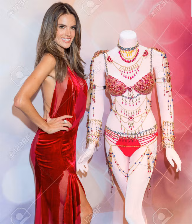 Năm 2012 và 2014 Ambrosio vinh dự được chọn là thiên thần mặc chiếc áo lót Fantasy Bra trị giá 2,5 triệu USD. (Ảnh: 123RF)