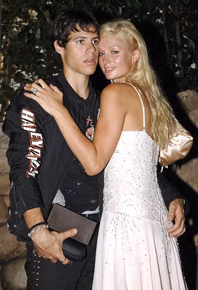 Tính đến nay, ít nhất 10 người đàn ông đã qua tay Paris Hilton trong đó có một lần cô đính hôn với Paris Latsis, con trai một tỷ phú Hy Lạp vào tháng 5 năm 2005, nhưng mối quan hệ này chỉ kéo dài được 5 tháng thì kết thúc. (Ảnh: zimbio)