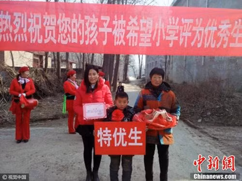 Truong hoc tang... thit lon cho hoc sinh gioi an Tet