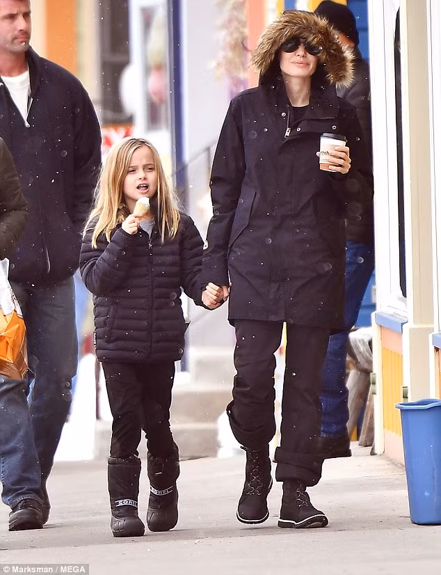 Dịp nghỉ Tết 2017, Angelina Jolie đã đưa các con tới Colorado để nghỉ ngơi, nhìn thần thái của nữ diễn viên 41 tuổi đã tươi tỉnh hơn rất nhiều. (Ảnh: Mega)