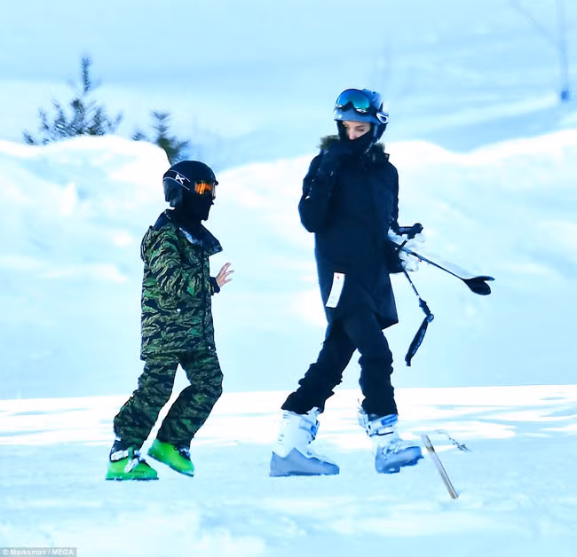 7 mẹ con Jolie đã có một kỳ nghỉ lễ tuyệt vời ở vùng đất Colorado ngập tràn tuyết trắng. (Ảnh: Mega)
