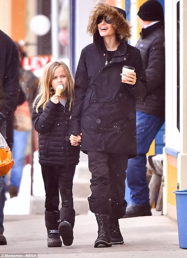 Đây là lần đầu tiên sau hơn 3 tháng đệ đơn ly hôn Brad Pitt, trông Angelina Jolie vui vẻ như thế này. Đây cũng là lần đầu tiên trong vòng hơn 10 năm, Jolie đón Tết không có Brad Pitt. (Ảnh: Mega)