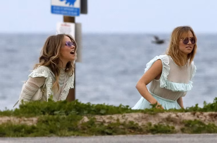 Nguoi mau Anh ho henh lo hang tren bien-Hinh-6