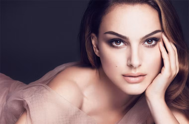 Portman là người ăn chay kể từ thời thơ ấu và là một người vận động cho quyền động vật. Cô không ăn sản phẩm từ động vật hoặc mặc áo lông thú, lông, hoặc da động vật. "Tất cả các đôi giày của tôi là từ hãng Target và Stella McCartney". (Ảnh: starschanges)