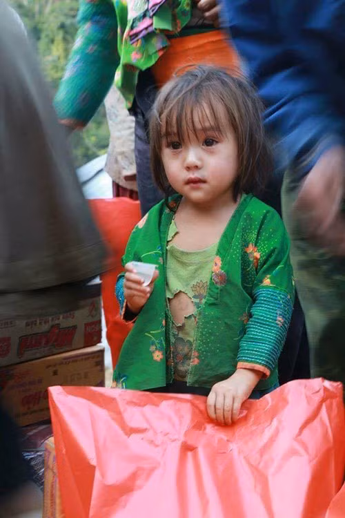 Vài ngày gần đây, hình ảnh của em bé vùng cao xinh xắn, với đôi mắt long lanh, đẫm lệ đang khiến dân mạng Việt như "phát cuồng". Bức ảnh được lan truyền với tốc độ chóng mặt và ai nấy cũng đều động lòng, thương cảm khi nhìn vào đôi mắt đẹp cùng trang phục rách rưới của bé gái vùng cao.