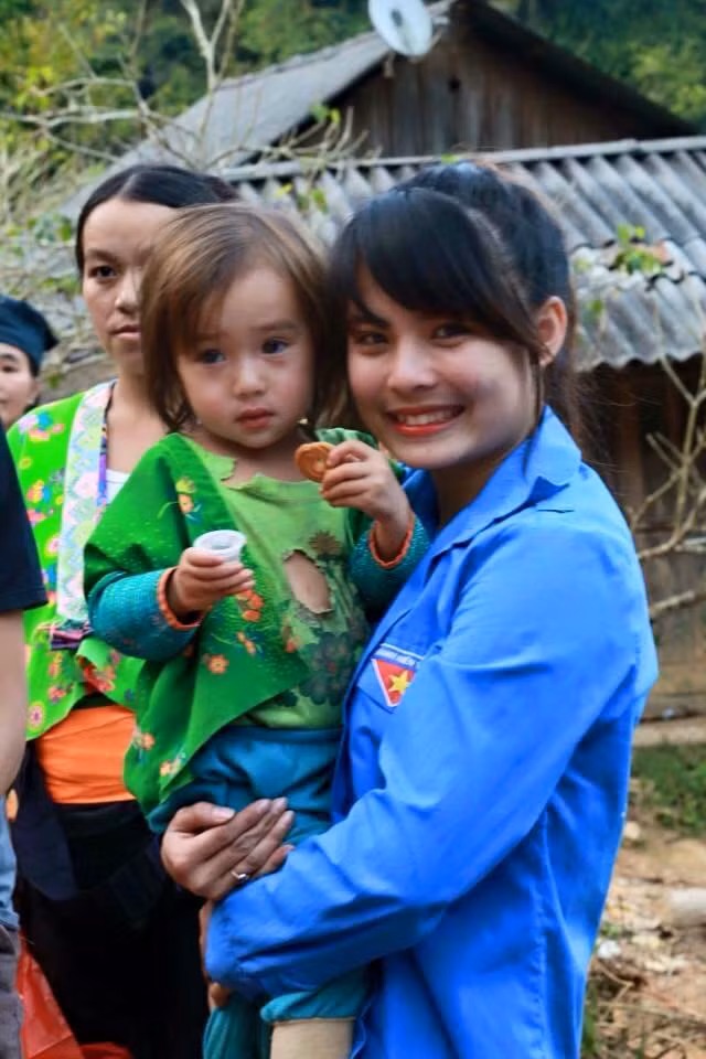 Chưa kể đến việc, một số người kêu gọi quyên góp, từ thiện tiền bạc, vật chất trên danh nghĩa dành cho các em nhỏ vùng cao... nhưng lại bị nghi ngờ là mạo danh, lừa đảo. Những người này lợi dụng tình thương, suy nghĩ tốt đẹp của người khác để chuộc lợi cá nhân và đang bị chỉ trích, ném đá gay gắt.