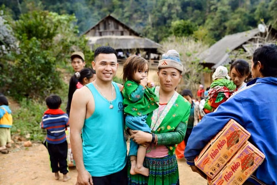 Tuy nhiên, song song đó vẫn có những người lợi dụng những bức ảnh đang được quan tâm, những câu chuyện về hoàn cảnh của các em nhỏ vùng cao để chuộc lợi cá nhân. Cụ thể, trên Facebook Việt những ngày này xuất hiện nhan nhản những bài viết "xin like", "mời like" sử dụng hình ảnh của bé gái vùng cao có đôi mắt long lanh.