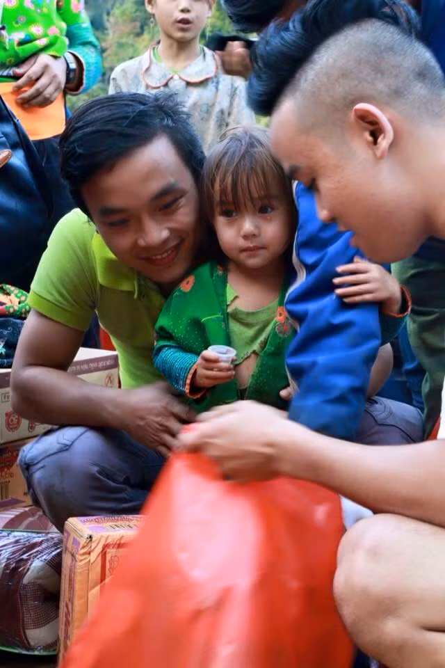 Chính vì những lý do này và thành viên đoàn từ thiện - những người đã trực tiếp trao quà cho em nhỏ vùng cao xinh xắn đã quyết định từ chối cung cấp thông tin địa chỉ cụ thể của em. Họ mong muốn tránh cho cô bé dễ thương này cùng với gia đình em gặp phải những rắc rối, mệt mỏi là hệ lụy của việc được quá nhiều người quan tâm thông qua mạng xã hội.