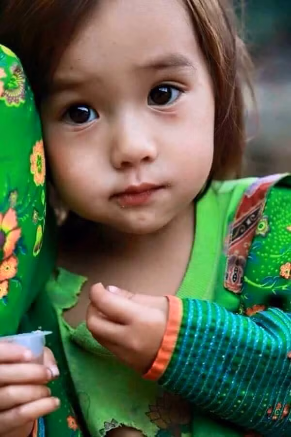 Những câu chuyện đằng sau bức ảnh gây bão mạng vừa qua cũng mới được tiết lộ. Theo đó, người chụp bức ảnh này là thành viên trong một đoàn từ thiện đến xã Nậm Lạnh, huyện Sốp Cộp, tỉnh Sơn La. Chủ nhân bức ảnh, thành viên trong đoàn tư thiện từ chối cung cấp địa chỉ cụ thể, thôn bản của em bé xinh xắn vì những lý do riêng mà đến nay dân mạng vẫn đang thắc mắc.