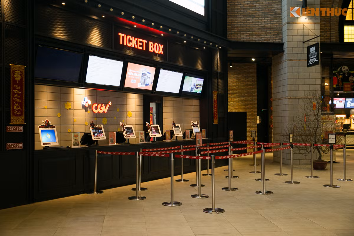 Quầy bán vé vẫn hoạt động, lịch chiếu phim vẫn cập nhật thường xuyên những tại đây không có lấy một người mua.