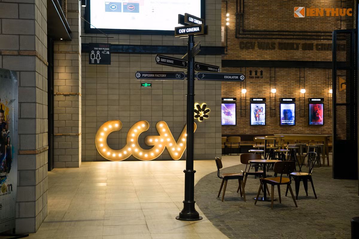 Một vài rạp chiếu phim của hệ thống CGV vẫn hoạt động trong những ngày Tết. Tuy nhiên, theo ghi nhận tại CGV Aeon Mall, Long Biên, nơi đây vắng vẻ khác hẳn ngày thường, các bàn, ghế ngồi đợi bỏ trống hoàn toàn.