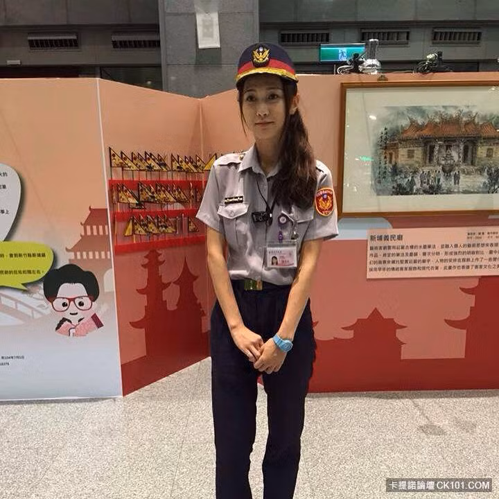 Sau khi những hình ảnh của Huang Yichun xuất hiện trên mạng, nhiều đấng mày râu đã say mê vẻ đẹp của cô. Một số dân mạng còn bình luận, nói rằng bản thân sẵn sàng trở thành người phạm tội để bị cô hot girl cảnh sát này bắt giữ.