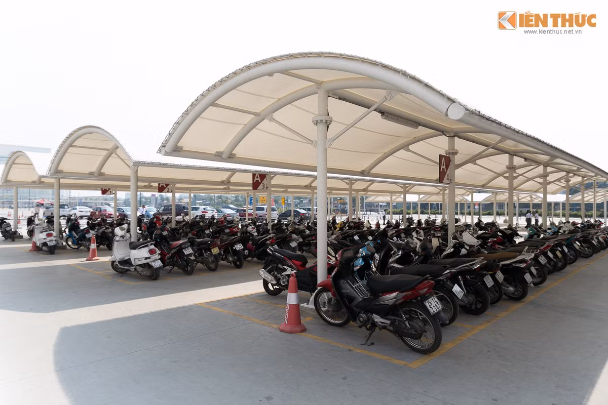 Bãi để xe tại cổng chính của Aeon Mall sáng mùng 1 Tết vẫn khá đông đúc, chật chội.