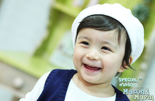 Mason, cậu bé con lai Canada - Hàn đã quá nổi tiếng với cộng đồng mạng Hàn Quốc sau khi bộ phim “Baby and Me” được công chiếu.