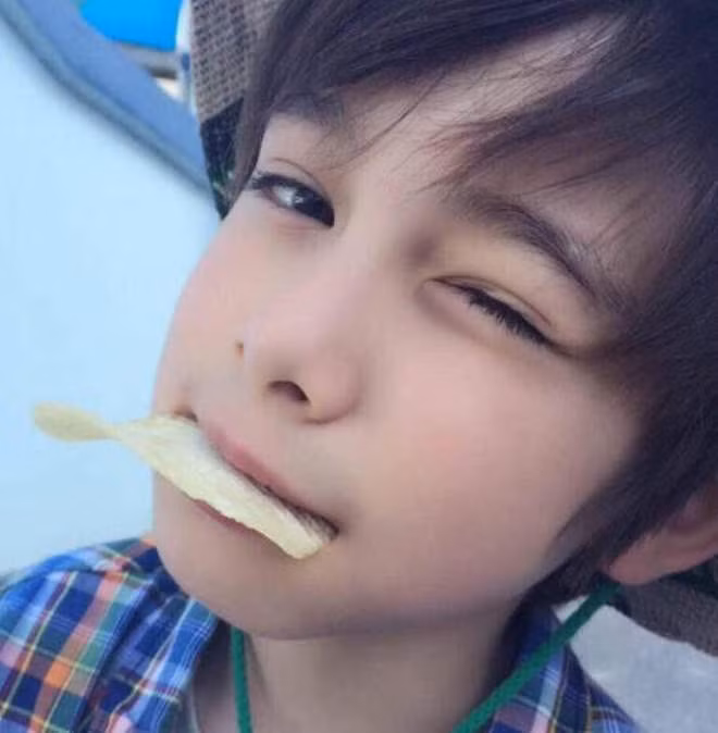 Rất nhiều tạp chí thường xuyên đăng ảnh của Dennis trên các trang bìa, đủ thấy độ siêu hot của cậu bé con lai này.