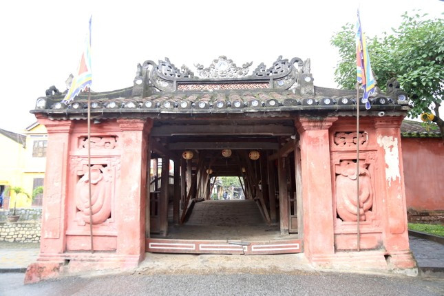 Ông Phạm Phú Ngọc - Giám đốc Trung tâm Quản lý và bảo tồn Di sản văn hóa Hội An, cho biết trước khi tu bổ Chùa Cầu việc đánh giá hiện trạng kỹ thuật di tích được đặc biệt chú trọng và thực hiện kỹ lưỡng, từng chi tiết. Đồng thời tổ chức nhiều đợt khảo sát, đánh giá kết cấu và cấu kiện gỗ bằng sự kết hợp giữa máy móc thiết bị với kinh nghiệm của thợ mộc. (Ảnh: Tiền Phong).