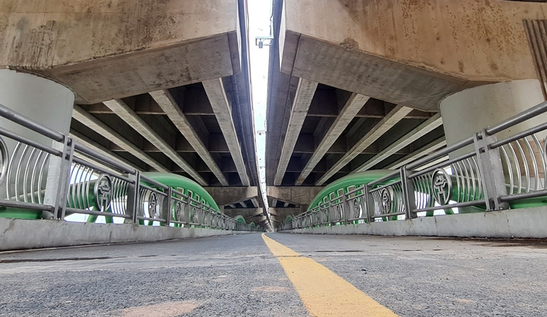 Cầu cạn vòm sắt dành cho phương tiện xe máy nhưng thời điểm phóng viên ghi nhận không có xe nào đi qua. Ngay cả khi mật độ giao thông qua khu vực này đông đúc thì nhiều người dân vẫn chọn lối đi khác.