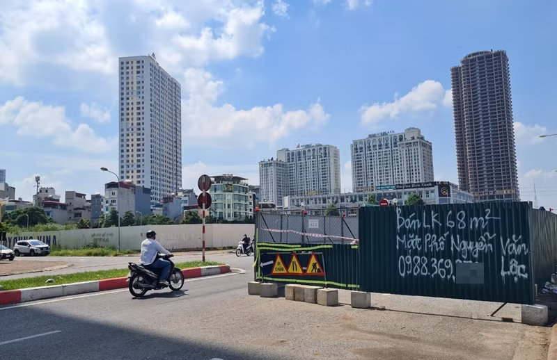 Các rào chắn của công trình vừa gây cản trở giao thông lại mất mỹ quan đô thị.