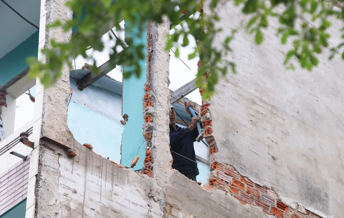 Lượng xà bần phế thải sẽ được vận chuyển từ 21h đến 5h sáng để đảm bảo an toàn giao thông. Dự kiến trước Tết Nguyên đán, quận sẽ hoàn thành xong các phần việc này. (Ảnh: Người lao động).