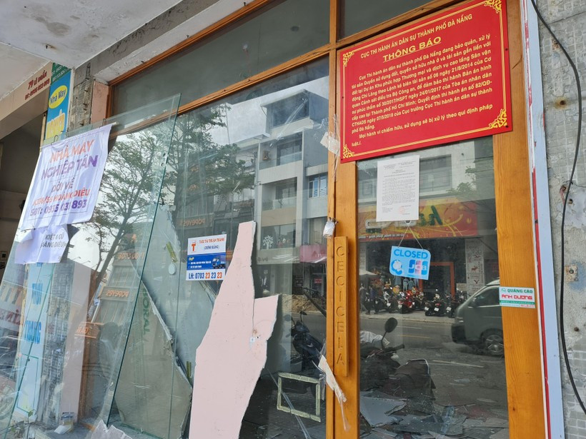 Trong quá trình di dời, có một số người dân tự đập phá tháo dỡ, gây nên cảnh quan rất nhếch nhác, tiềm ẩn nguy cơ mất an ninh trật tự, vệ sinh môi trường. Trước tình trạng đó, UBND quận đã chủ động xin ý kiến của UBND TP Đà Nẵng dùng ngân sách địa phương để triệt hạ, tôn tạo cảnh quan, dọn dẹp vệ sinh môi trường tại khu vực này. UBND thành phố đã đồng ý, giao cho Cục Thi hành án và UBND quận triển khai. (Ảnh: Giáo dục &amp; Thời đại).