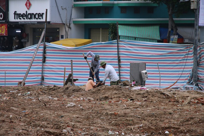 Để đảm bảo an toàn, nhiều công đoạn trong quá trình giải tỏa sẽ thực hiện thủ công. (Ảnh: Người lao động).