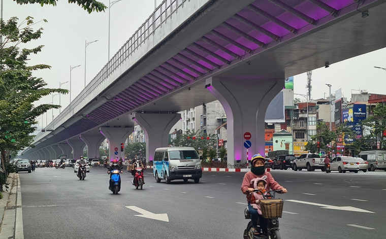 Vành đai 2 là cao tốc có lộ trình khép kín, nhiều đoạn tuyến đi trên cao, không chỉ giúp phương tiện tránh được những khu vực ùn tắc, lưu thông với vận tốc cao ngay trong lòng trung tâm đô thị mà còn kết nối giữa các tuyến đường nội/ngoại thành Hà Nội.