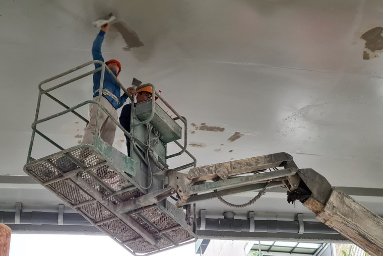 Các công nhân đang hoàn thiện nốt một số hạng mục còn lại.