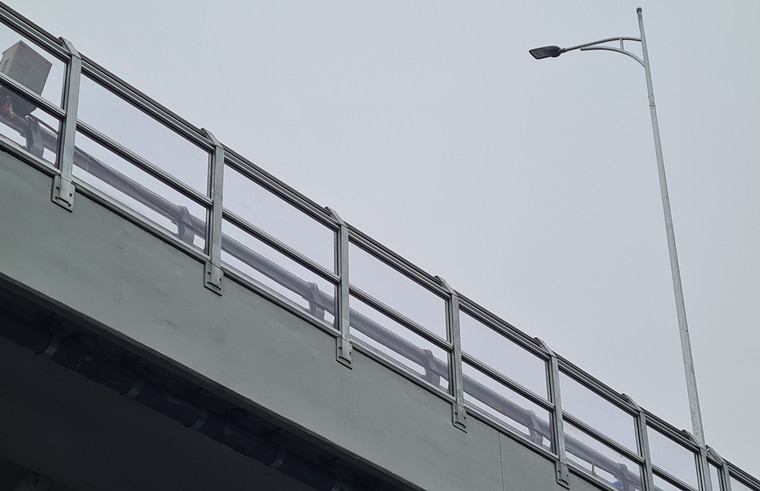 Hệ thống đèn chiếu sáng ở phần đường bộ trên cao.