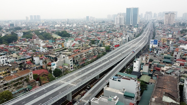 Đoạn tuyến Vành đai 2 trên cao có chiều dài hơn 5km, điểm đầu kết nối với cầu Vĩnh Tuy, điểm cuối tiếp giáp với nút giao Ngã Tư Sở. Đoạn đường trên cao có quy mô 4 làn xe, không có làn dừng khẩn cấp và chỉ cho ô tô chạy với tốc độ tối đa 80 km/h.
