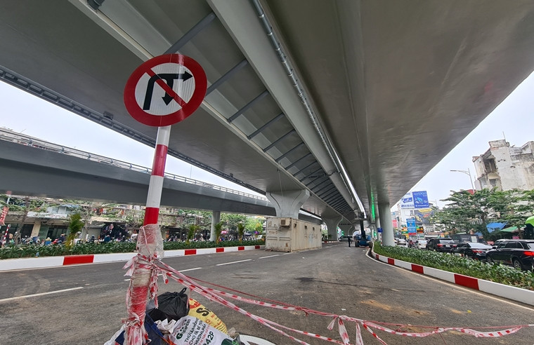 Đại diện chủ đầu tư cho biết dự kiến công trình trị giá gần 10.000 tỷ đồng này được thông xe trước Tết Dương lịch 2023. Hiện gần 100 công nhân gấp rút thi công 3 ca liên tục để hoàn thiện những hạng mục cuối của dự án.