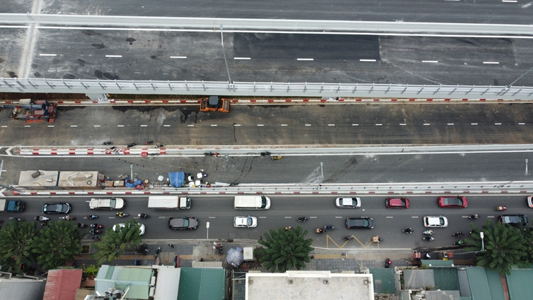 Phía đường Đại La sẽ có 2 nhánh kết nối để lên xuống đường trên cao, cách nút giao Ngã Tư Vọng khoảng 100 mét.