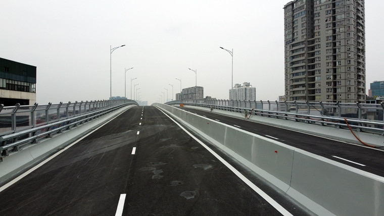 Ghi nhận của PV Báo Tri thức và Cuộc sống sáng 9/12, phần lớn hạng mục của dự án đã hoàn thiện. Toàn tuyến đường bộ trên cao đã được trải nhựa bề mặt, lắp đặt hệ thống chiếu sáng, vạch kẻ đường.