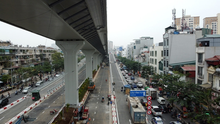 Hệ thống biển báo đường bộ cũng đã được lắp đặt tại các điểm đầu vào của tuyến đường.