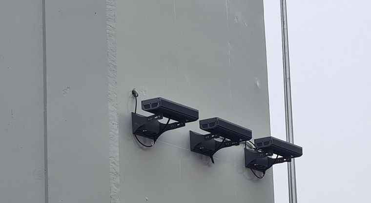 Hệ thống đèn màu chiếu sáng hiện đại được lắp đặt.