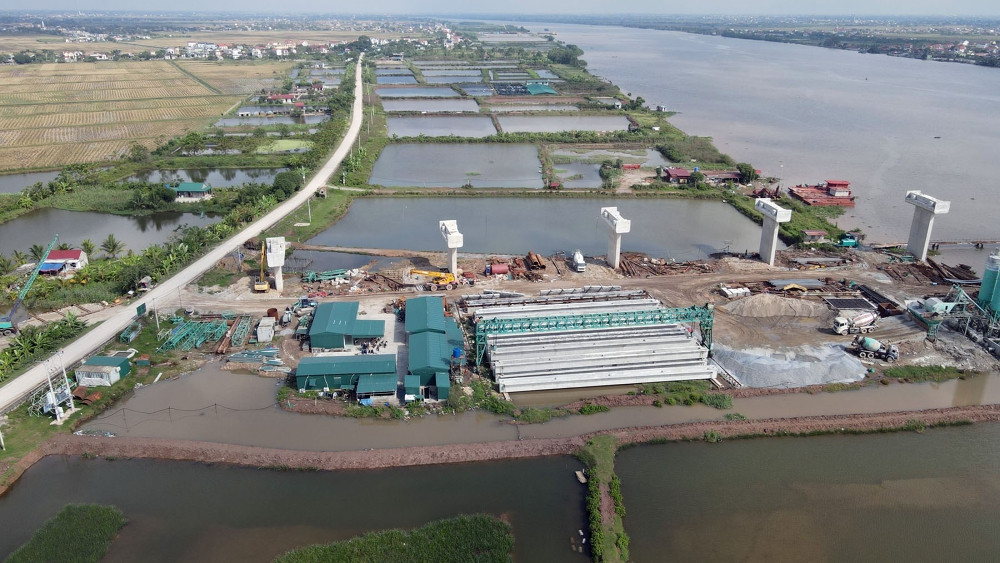 Hình ảnh cầu vượt sông Đáy bên phía địa bàn xã Cồn Thoi, huyện Kim Sơn. Nhìn từ trên cao có thể thấy rõ nhiều trụ cầu đã được xây dựng.