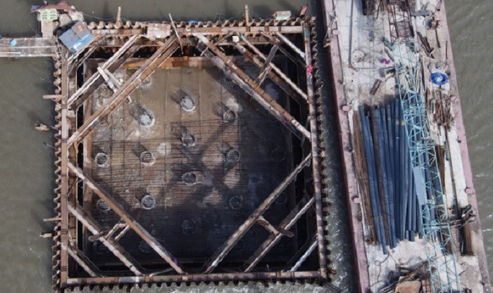 Hiện, đơn vị thi công cũng đang tiến hành xây dựng các trụ cầu ở lòng sông Đáy.