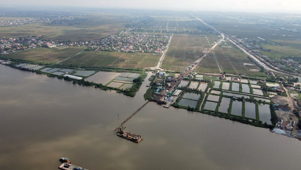 Công trình cầu vượt sông Đáy khi hoàn thành sẽ nối đôi bờ sông, một bên là xã Cồn Thoi, huyện Kim Sơn, tỉnh Ninh Bình, bên kia là xã Nghĩa Hải, huyện Nghĩa Hưng, tỉnh Nam Định.