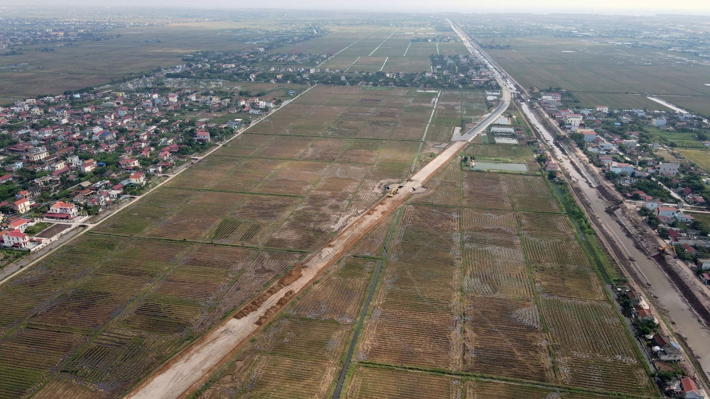 Bên phía tỉnh Nam Định, cầu vượt sông Đáy kết nối với đường ven biển qua thị trấn Rạng Đông. Tuyến đường ven biển này đang xây dựng dọc theo sông Tiền Phong.