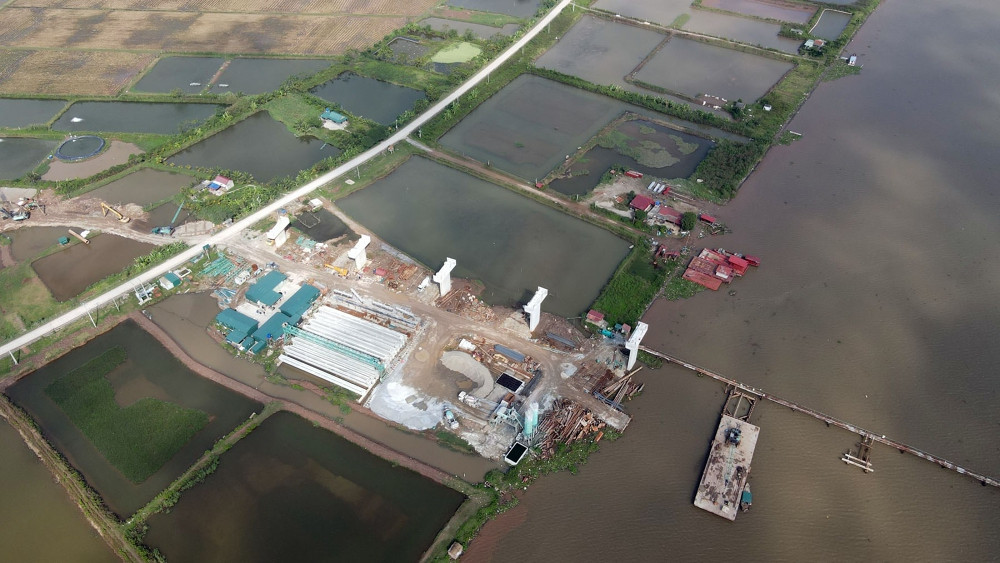 Theo Dòng Vốn Kinh Doanh, sau nhiều tháng triển khai xây dựng, nhiều trụ cầu cạn đã xây dựng nối với đường ven biển qua thị trấn Rạng Đông (đang xây dựng).