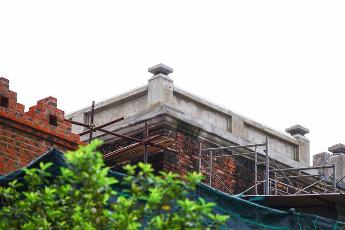 Hệ thống cửa Hải Vân được giữ nguyên. Cửa sẽ được phục hồi bằng việc tháo dỡ phần gạch xây mới phía trên, thay bằng gạch vồ, làm tường bằng đá phía dưới. (Ảnh: Zing).