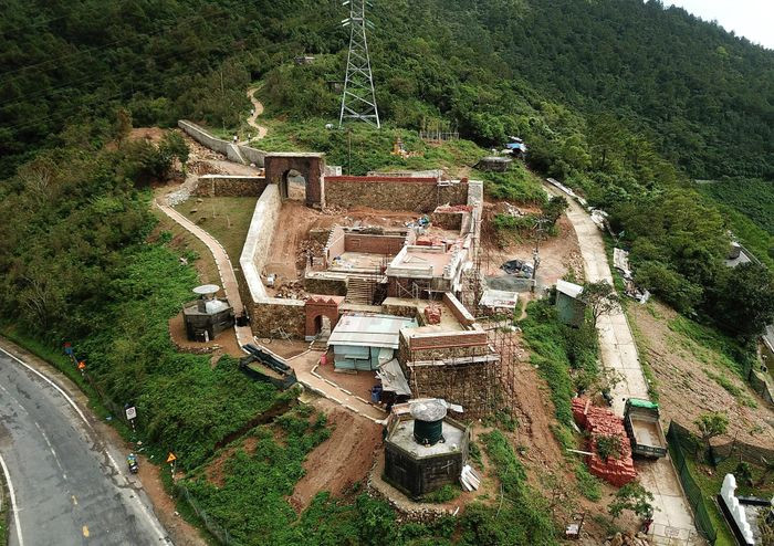 Hệ thống nhà Trú Sở và nhà Vũ Khố 3 gian đang được phục hồi theo dấu tích khảo cổ và ảnh tư liệu. Đơn vị thi công đang cố gắng đẩy nhanh tiến độ để kịp đưa di tích vào khai thác, phát huy giá trị theo đúng dự kiến vào giữa năm 2023. (Ảnh: Zing).